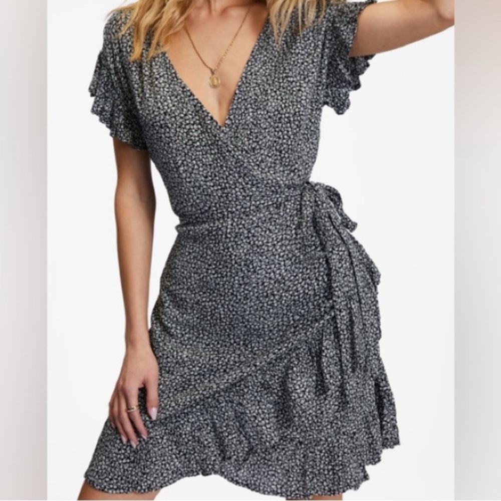 Billabong Black and White Flutter Sleeve Mini Dress - M